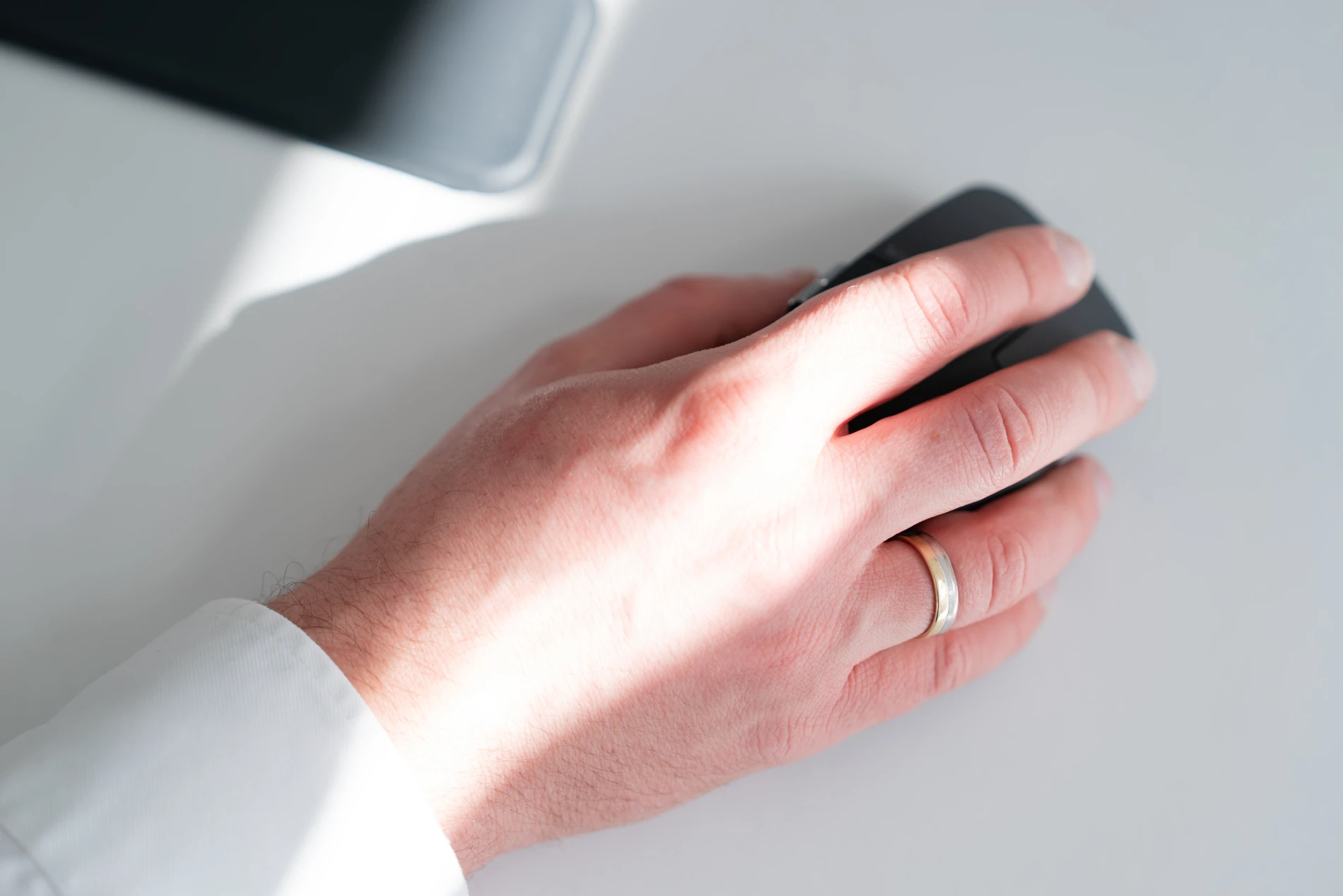 Hand auf Maus, Steuerberater bei der Arbeit