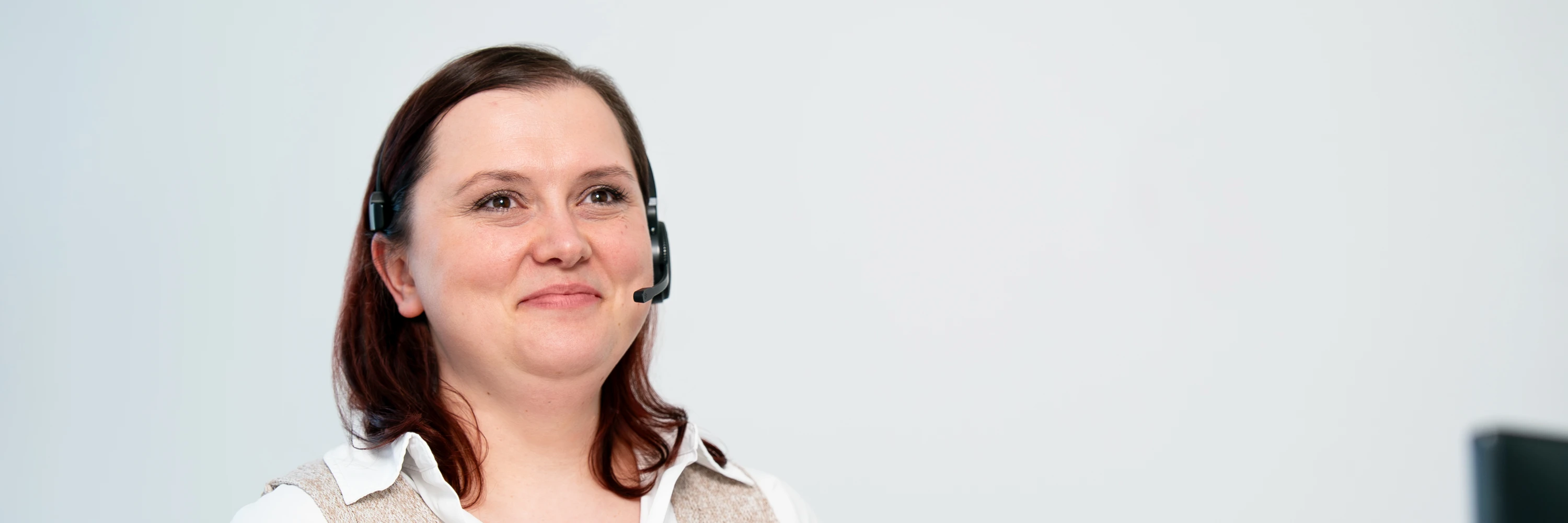 Steuerberaterin mit Headset bei der Arbeit
