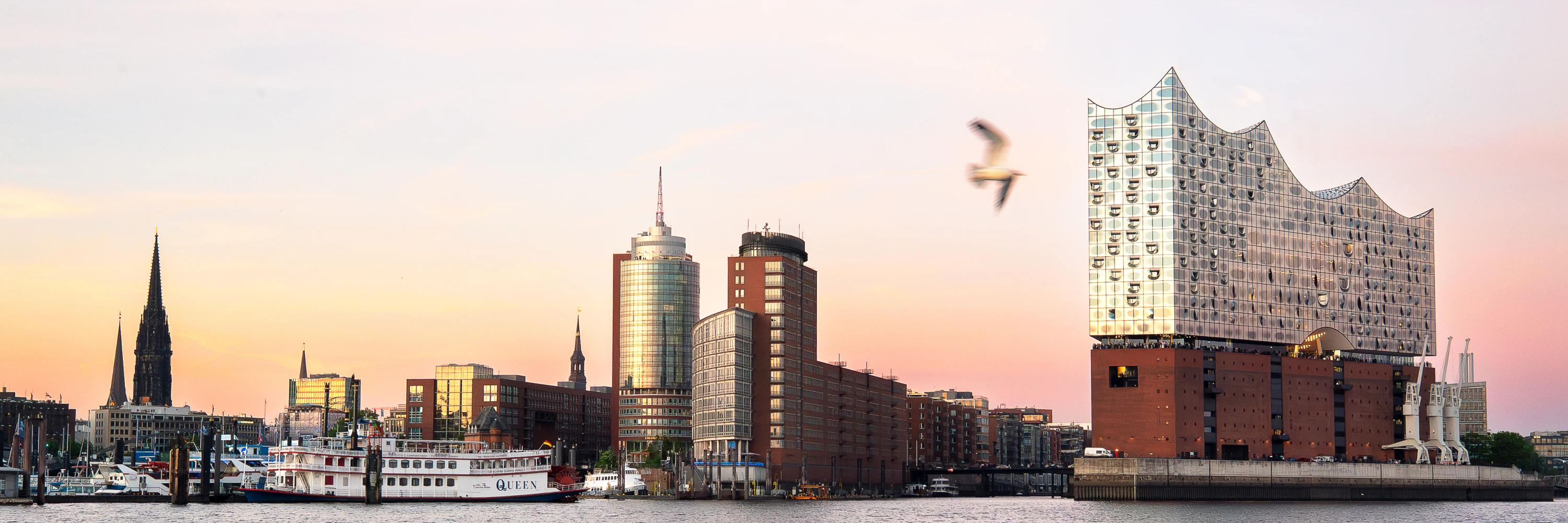 Sonnenuntergang hinter Hamburg Skyline mit Elbphilharmonie