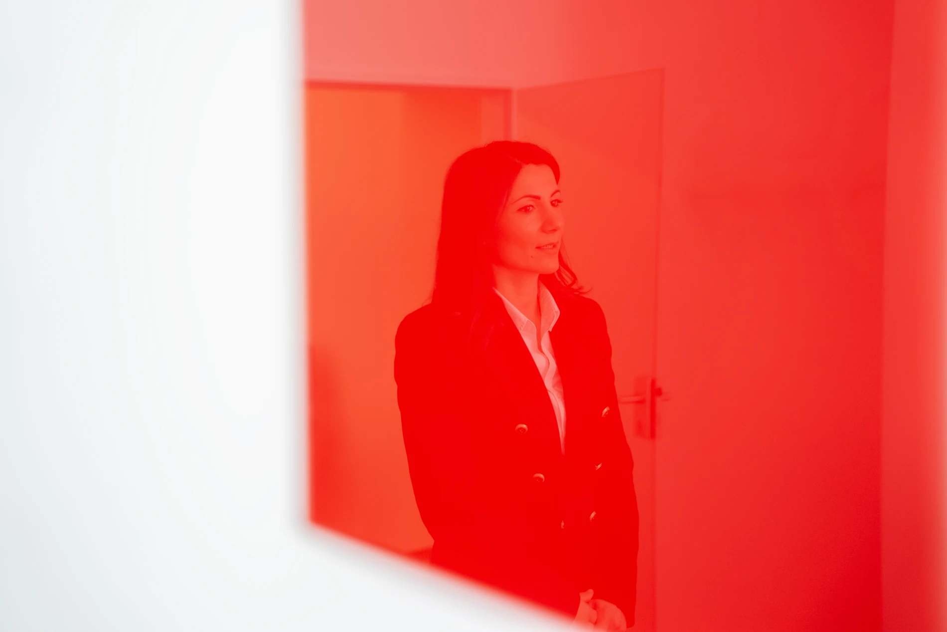 Spiegelerung Person in roter Wanddekoration
