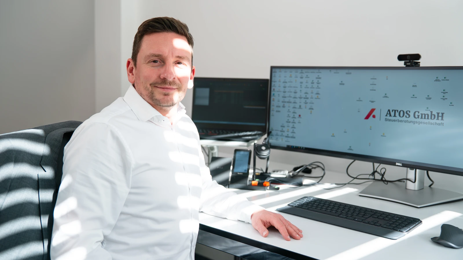 Steuerberater Tommy Prachnau an Arbeitsplatz