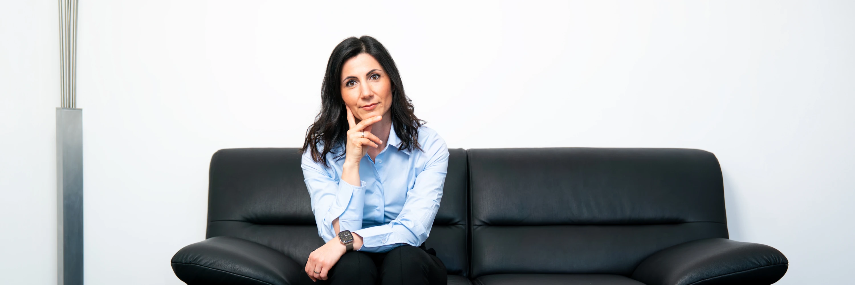 Silvia Prachnau Portrait auf Sofa